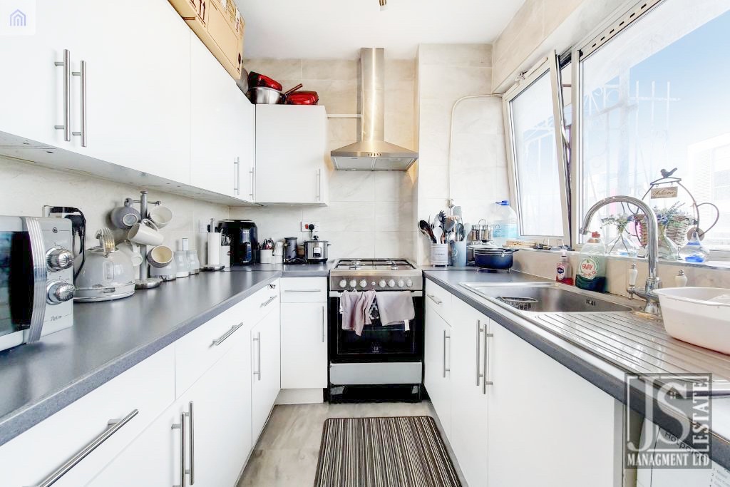 Large Room with private Balcony with Shard View